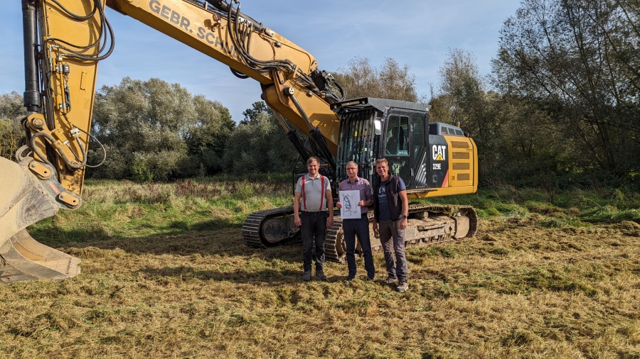 Iv.l. : Torben Schulte (Gebr. Schulte GmbH, Bad Sassendorf), Martin Hübner (Technischer Dezernent Kreis Paderborn), Johannes Schäfers (Wasserverband Obere Lippe) © WOL